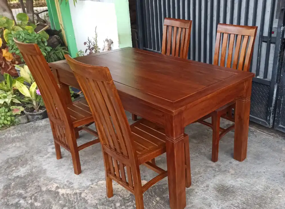 Meja Makan 150cm dan 4 Kursi Makan Kayu Jati Finishing Melamine Top