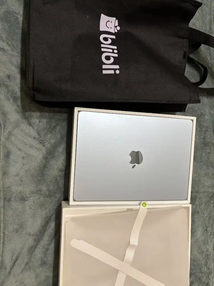 Dijual Macbook Air M4 16/256 GB cc 3 BH 100%