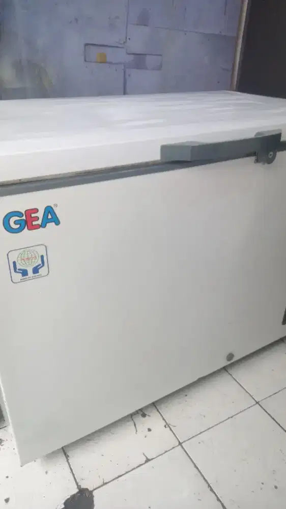 Di jual frezzer box merk GEA kapasitas 330 liter ORINORMAL DINGIN BEKU