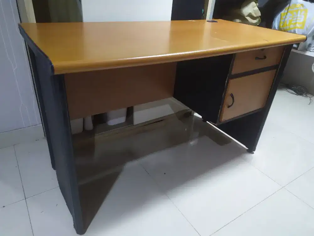 Jual meja belajar / kerja kondisi masih baik dan kuat murmer aja