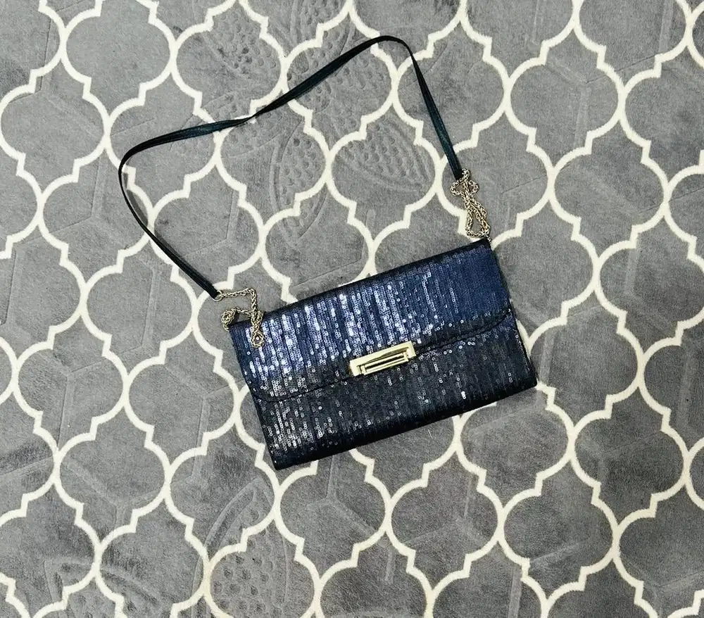 Tas selempang hitam-navy