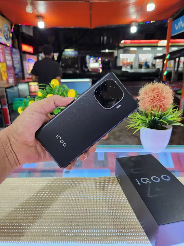 IQOO Z9 5G Ram (8+8) 16Gb/ 256Gb Fullset Ori 100% Like New Bergaransi