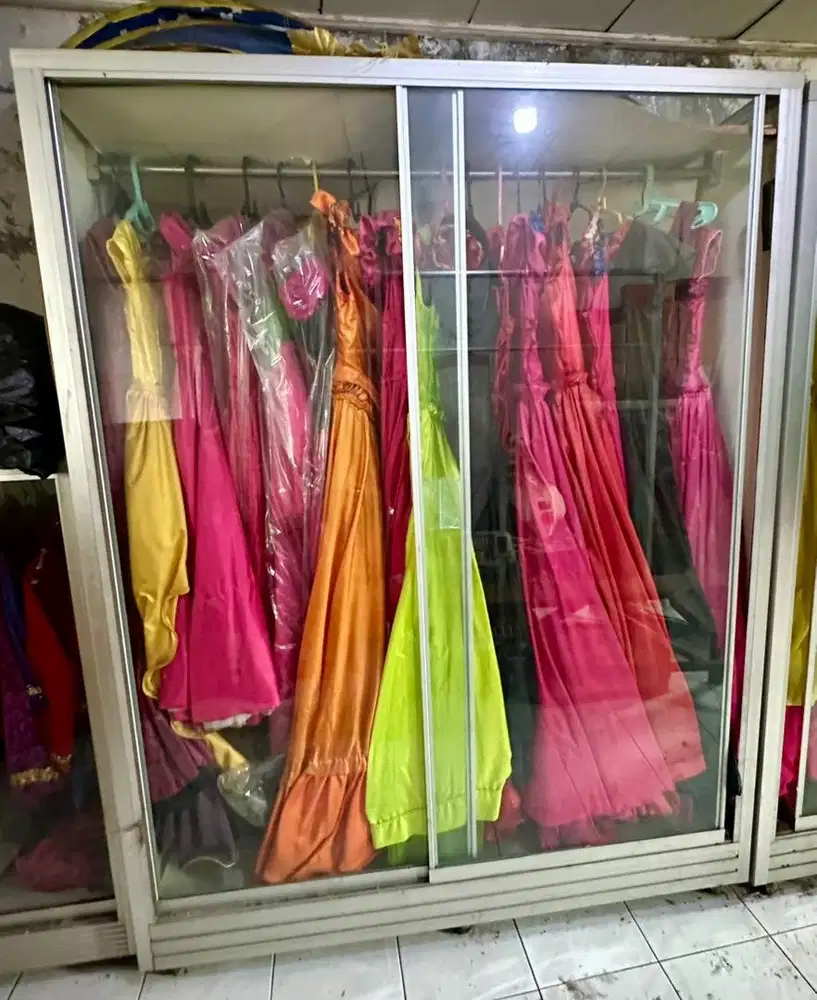 Lemari Etalase Kaca Aluminium dengan Roda