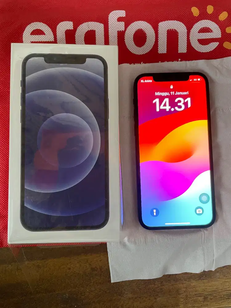 Jual iPhone 12 64GB Black ex iBox 6.000.000 bisa nego.Like new