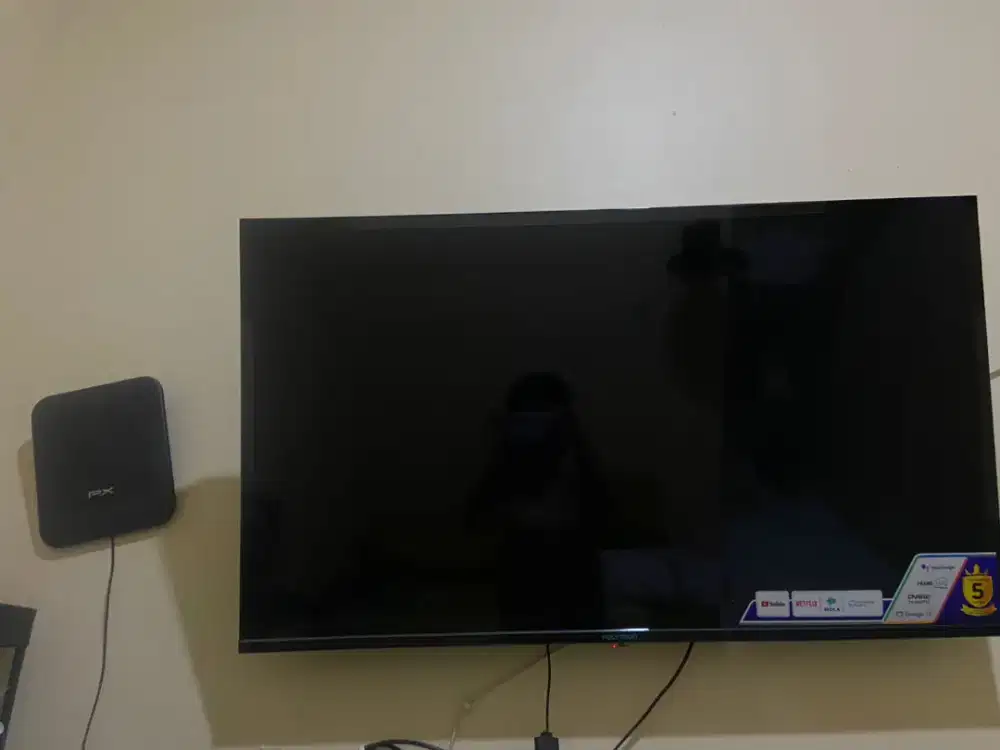 TV POLYTRON FHD 43 INCH MULUS SEPERTI BARU LENGKAP DUS 5 BLN PEMAKAIAN