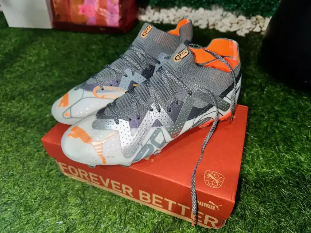 Sepatu bola puma ultimate astronaut