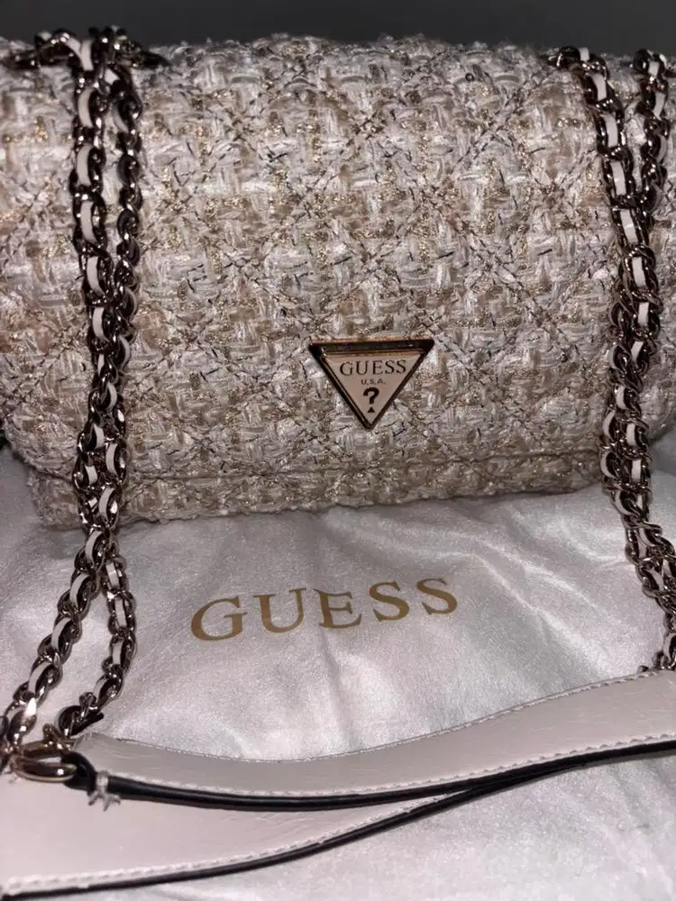 GIULLY 2 COMPARTMENT CONVERTIBLE FLAP - TAS GUESS ORIGINAL WANITA