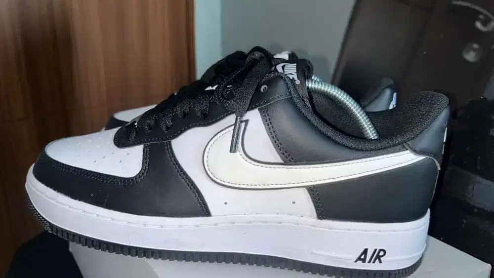 SEPATU SNEAKERS NIKE AIR FORCE 1 BLACK WHITE ORIGINAL