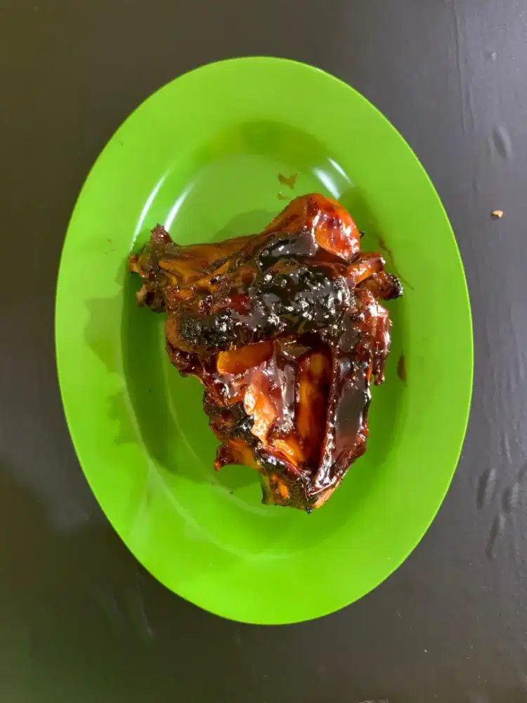 Karyawan ayam bakar buah batu