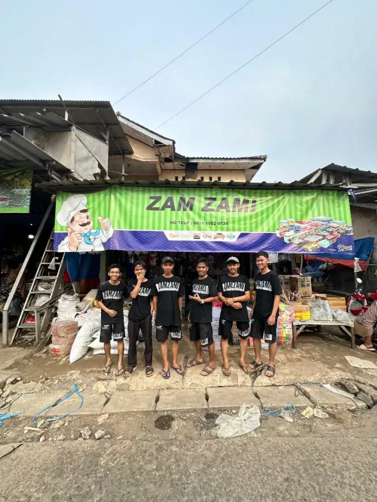 Karyawan toko plastik