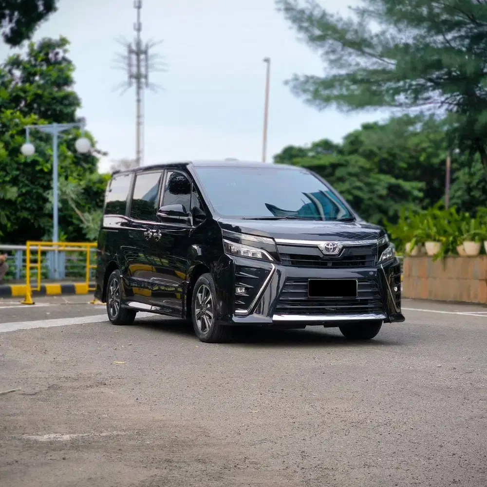 Toyota Voxy 2020 hitam, cukup DP 9,9jt