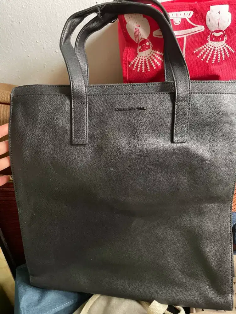 Tas hitam kulit tebal