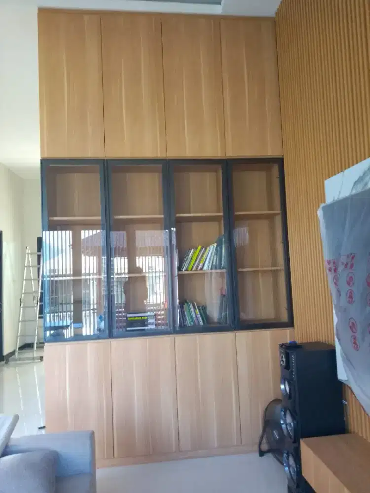 KEMARI DISPLAY/LEMARI RUANG TAMU + PENYEKAT RUANGAN MURAH