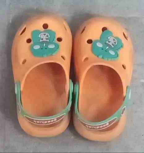 Sandal Baim Anak Karakter Lucu – Nyaman & Penuh Gaya!