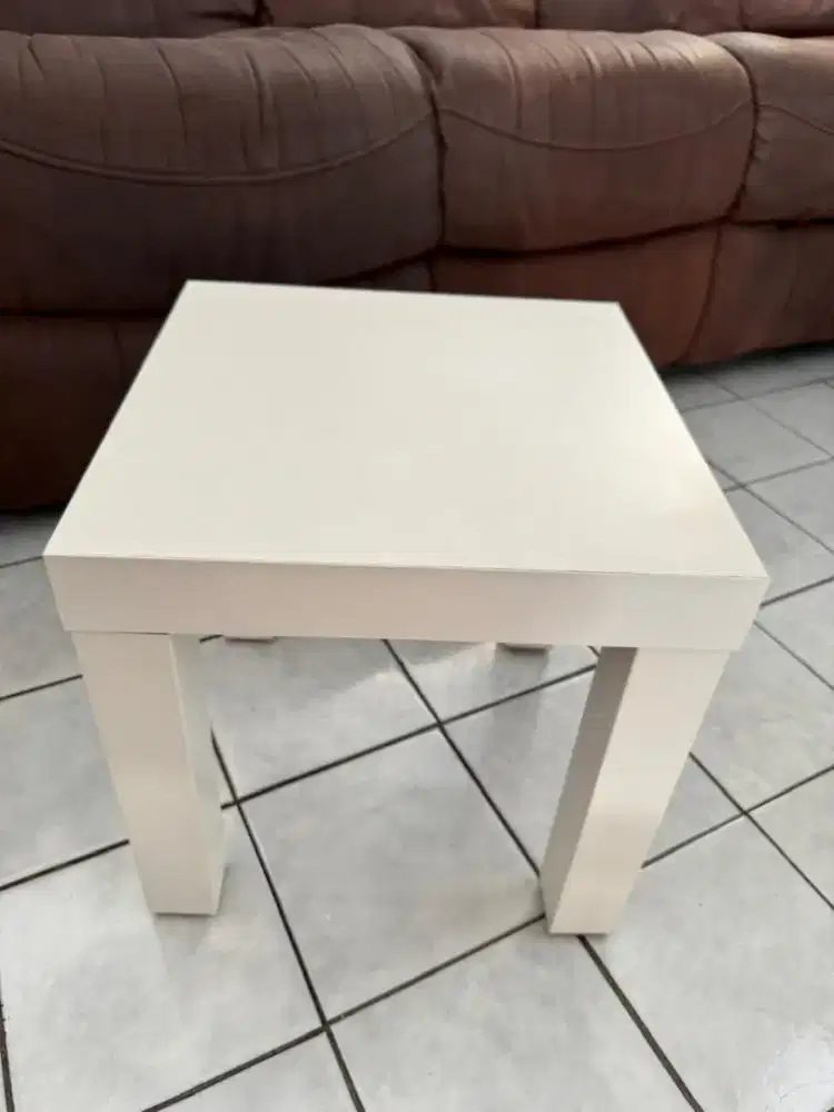 Meja kecil putih