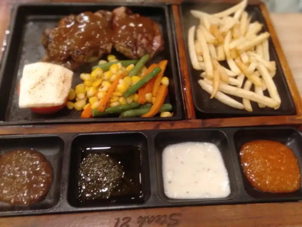 Karyawan Kedai Makan