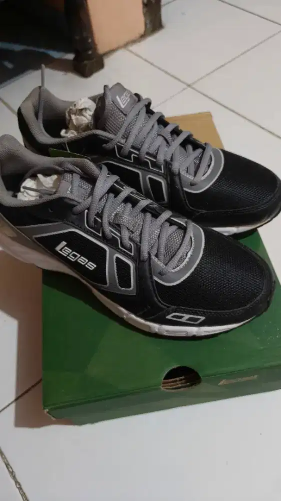 Sepatu legas ukuran 43