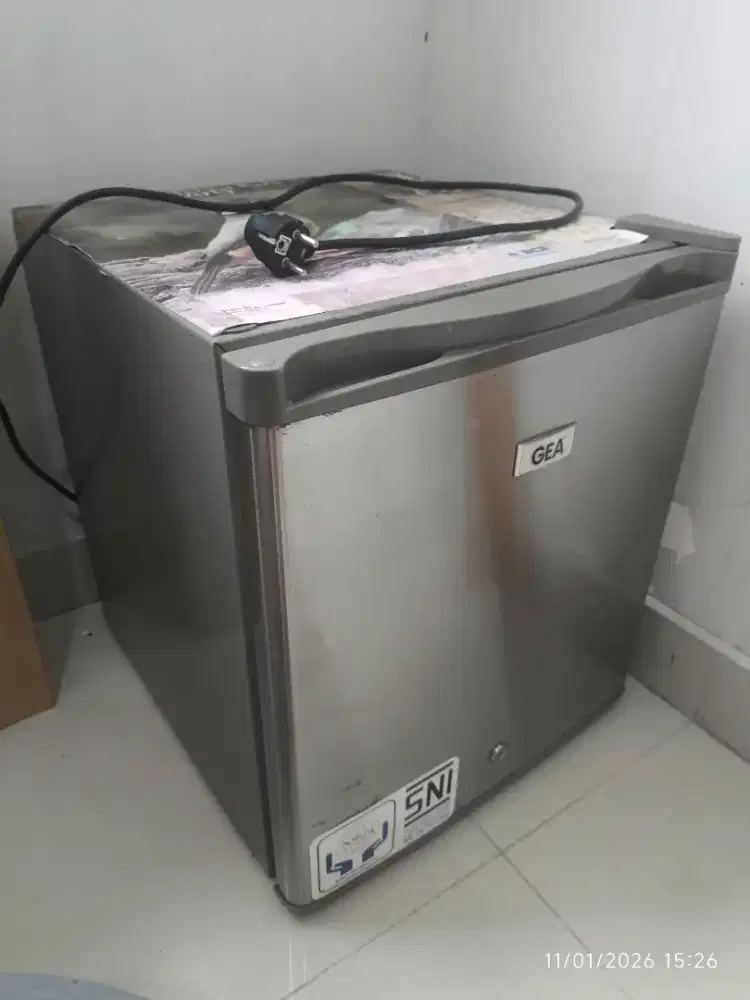 Dijual Kulkas Mini Gea masih sangat bagus