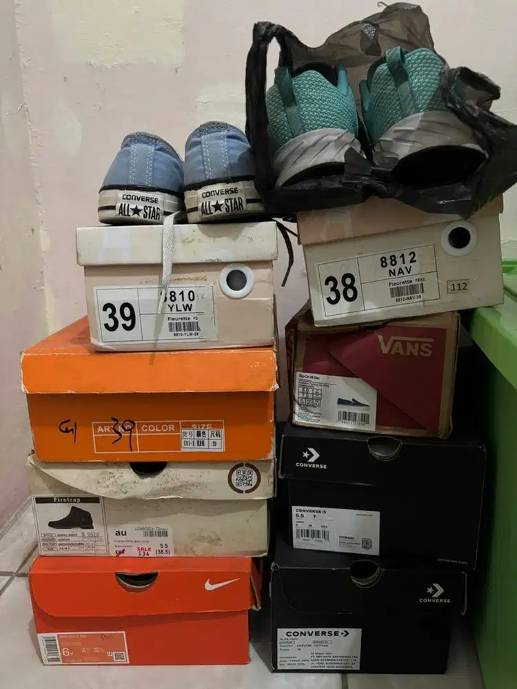 PRELOVED SEPATU, SNEAKERS, ADA YANG NEW