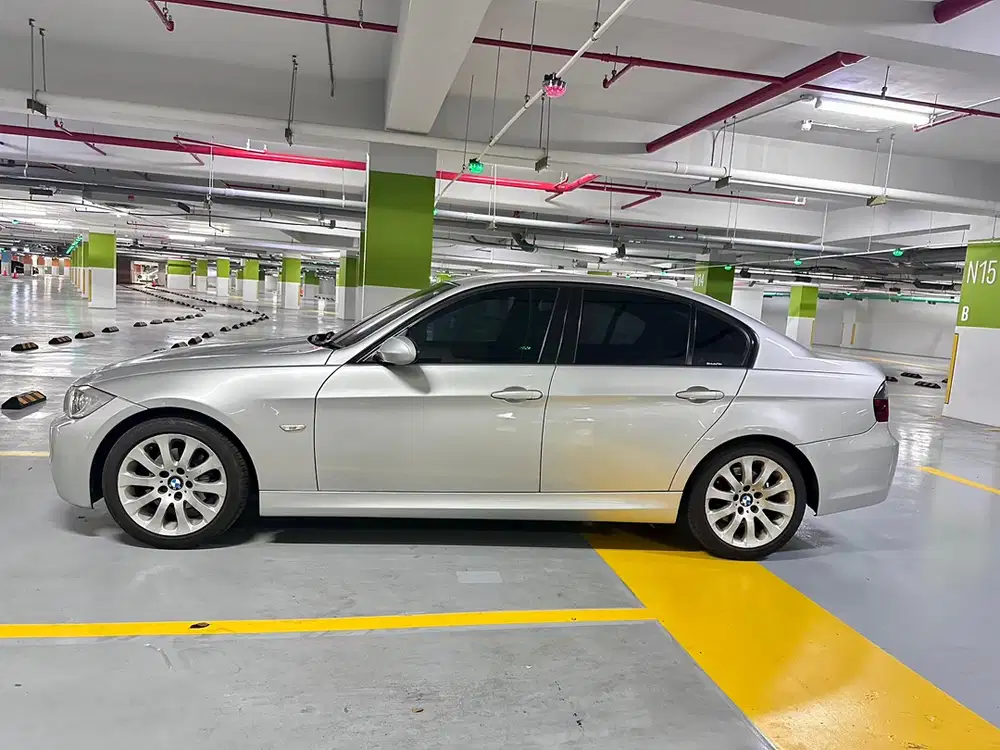 BMW 320i 2008 Bensin