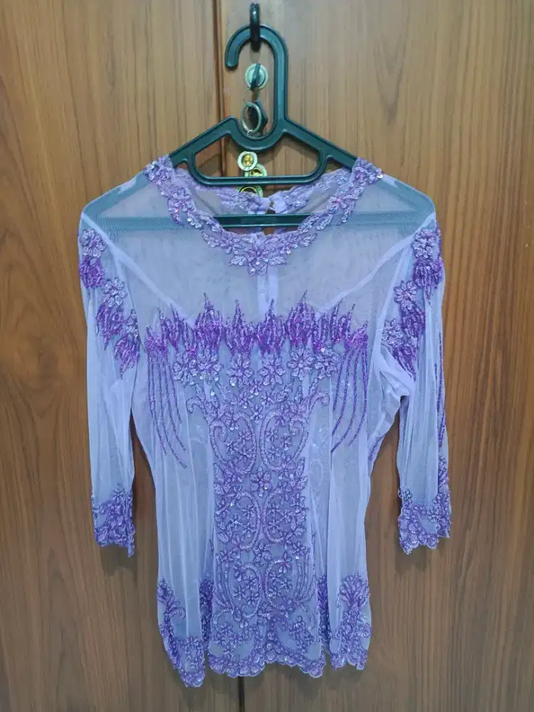 Kebaya pesta modern