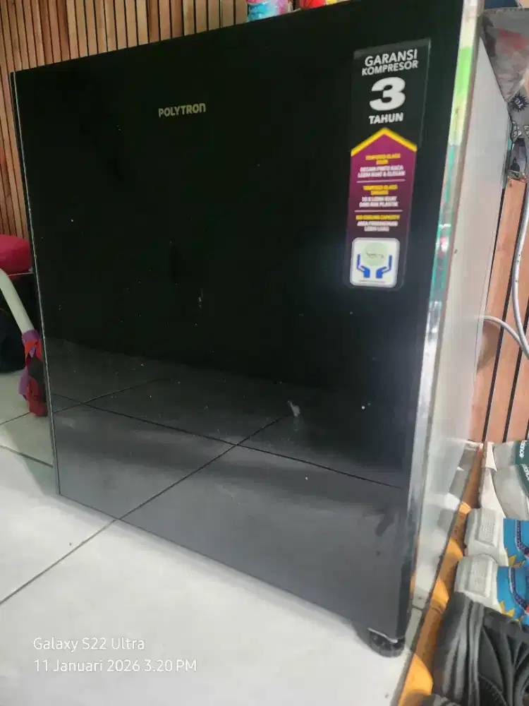 Dijual kulkas mini merk polytron,,