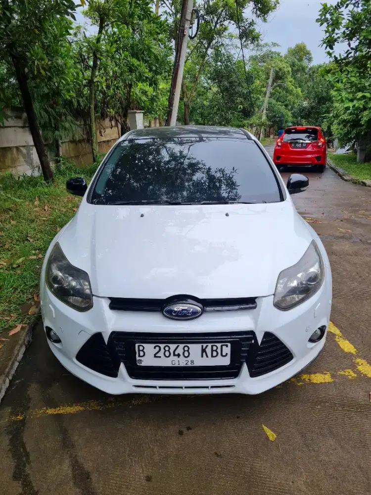FORD FOCUS PUTIH