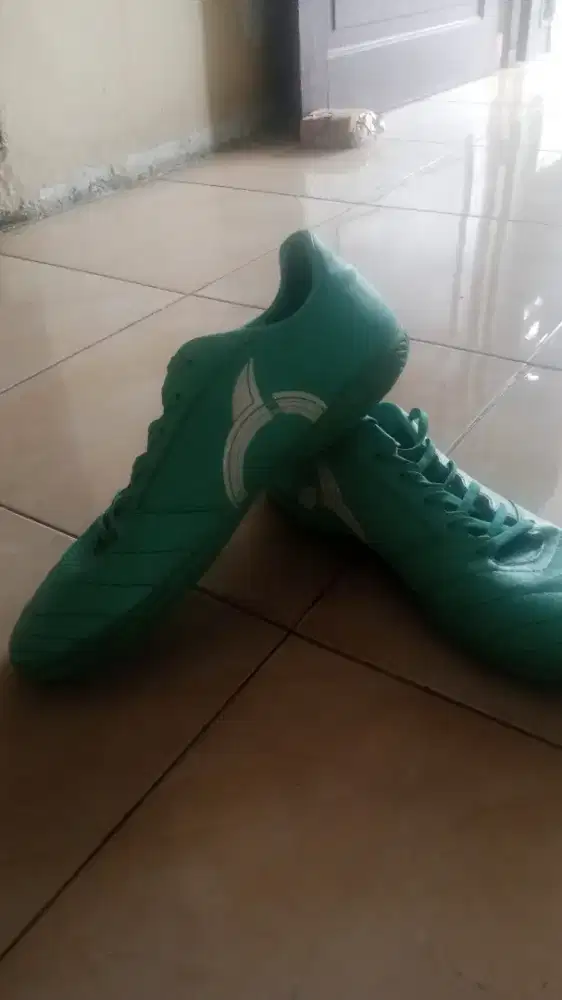 Jual cepat sepatu futsal dan sepatu lapangan besar