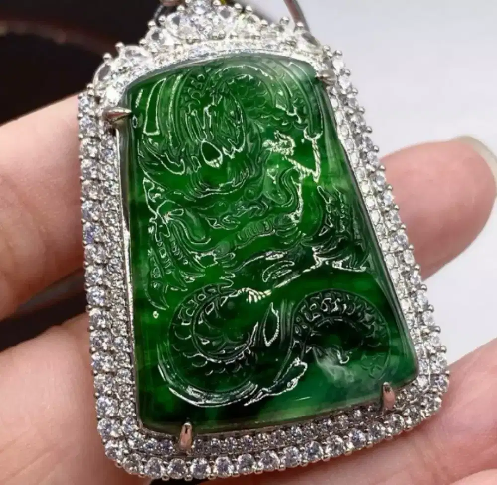 Jadeite jade giok Burma type A liontin naga