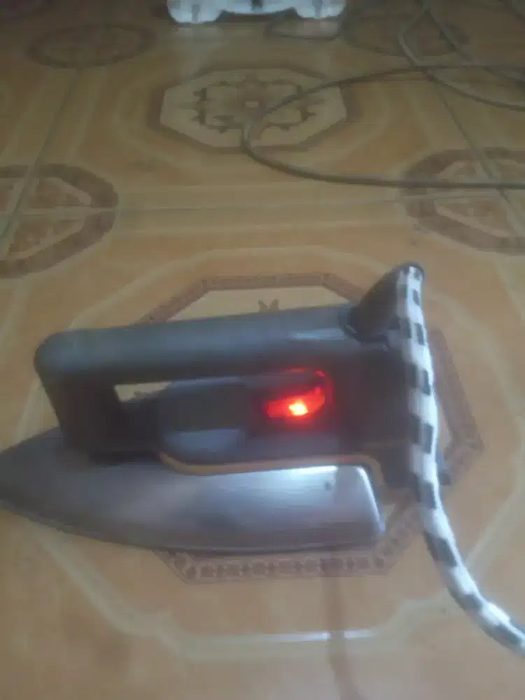 Jual aja setrika listrik merk Philips, masih normal pakean aja.