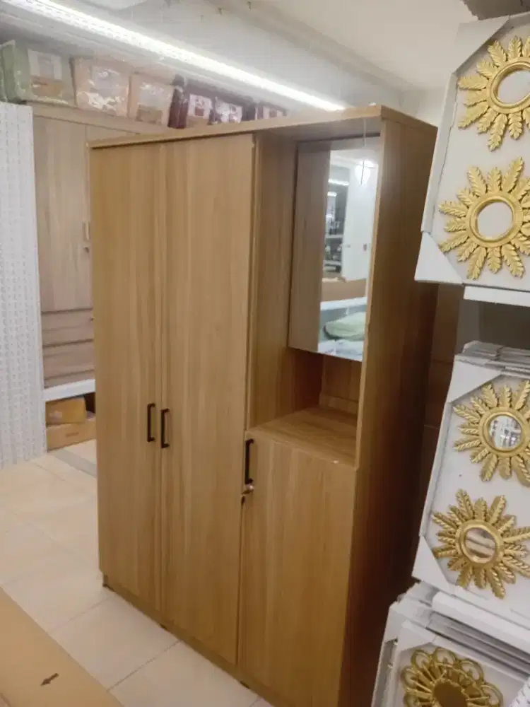 MAJA LEMARI PAKAIAN 4PINTU