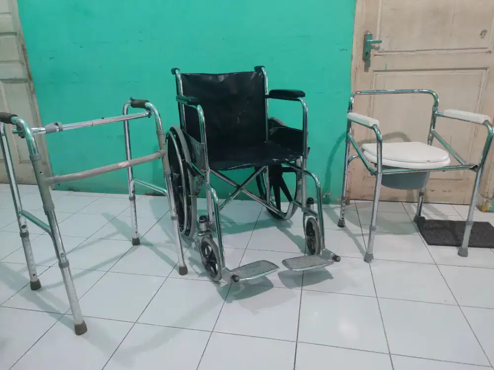 Di jual kursi roda, tongkat gawang dan tempat duduk closet