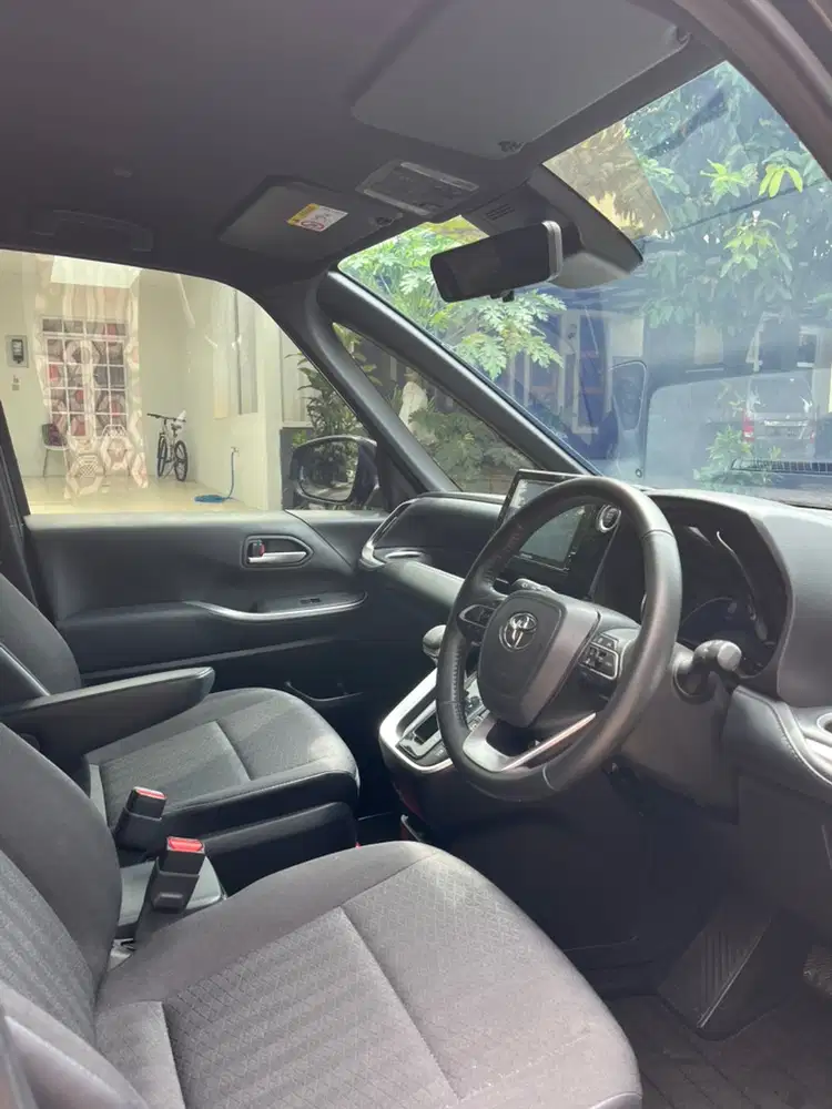 Toyota Voxy 2023 Black / Hitam