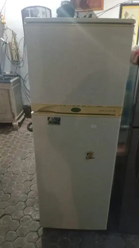 kulkas 2 pintu sanyo.