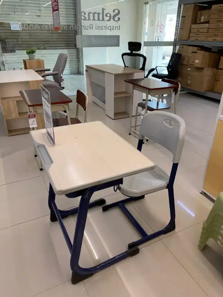 Meja belajar auric school set kursi 
Beli banyak lebih hemat