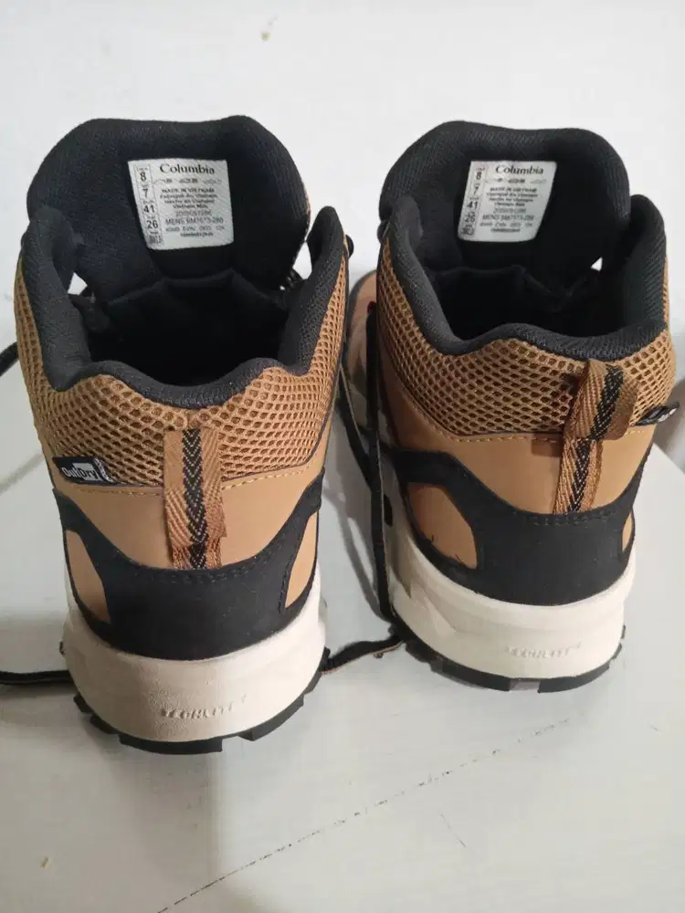 Sepatu gunung Columbia