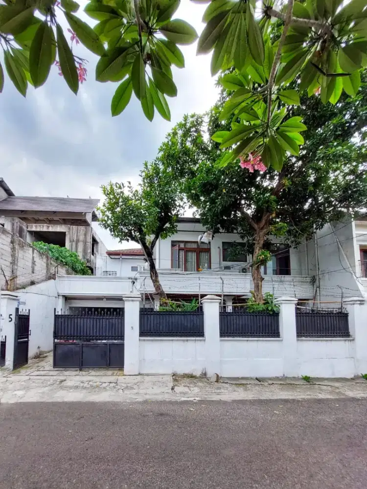 Jual rumah siap huni lokasi strategis. Cipete Jakarta Selatan.