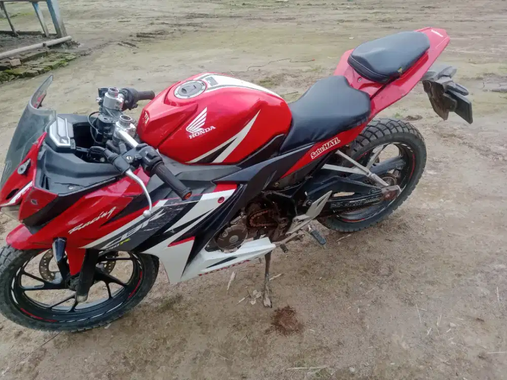 Cbr150r warna merah putih buret sediki