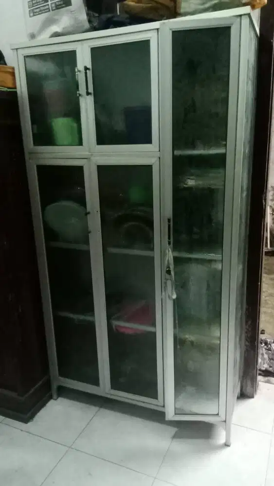Lemari aluminium kaca