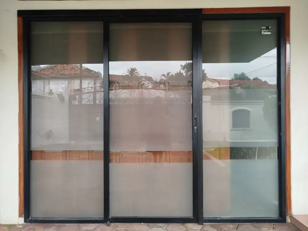 Dijual Pintu Jendela Partisi Kaca Aluminium Bekas Kondisi OK