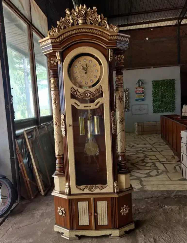 Almari jam hias ukir Jati Jepara
