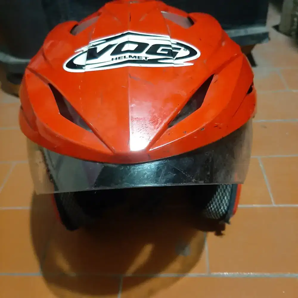 Helm merah terang VOG
