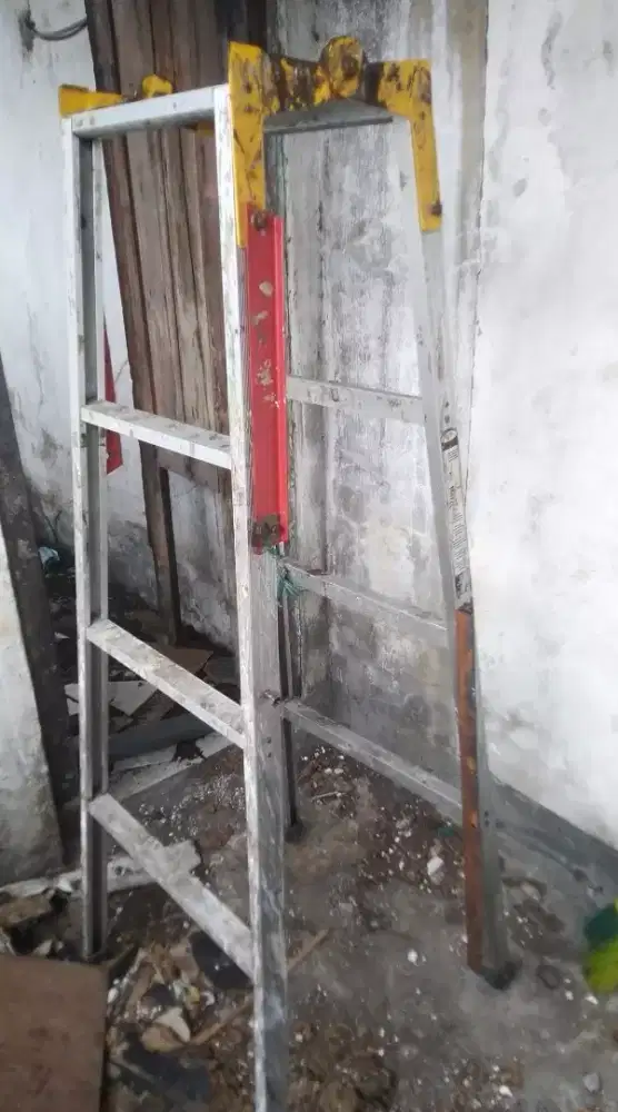 Tangga lipat aluminium