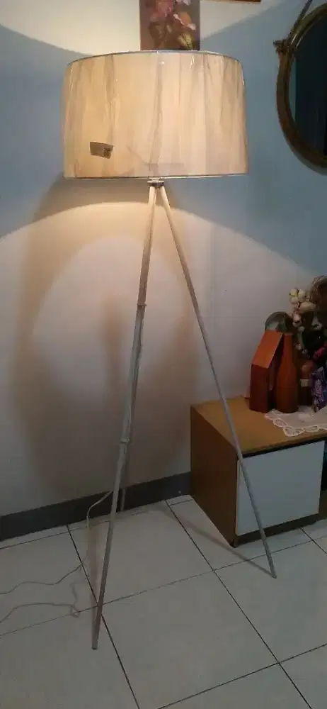 TRIPOD FLOOR LAM