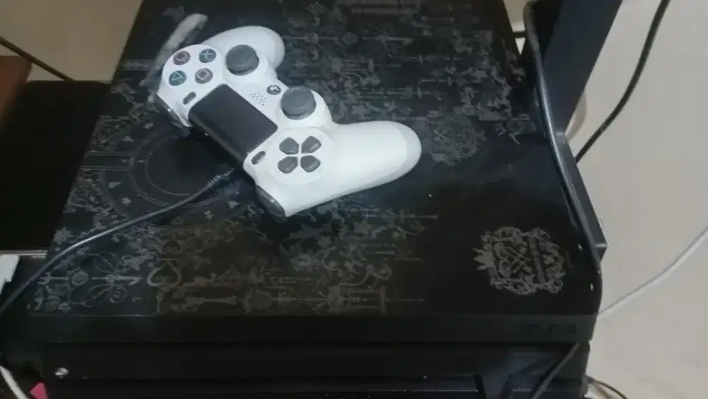 Ps4 pro 1 TB + 2 stik ( ORI mesin & pabrik )