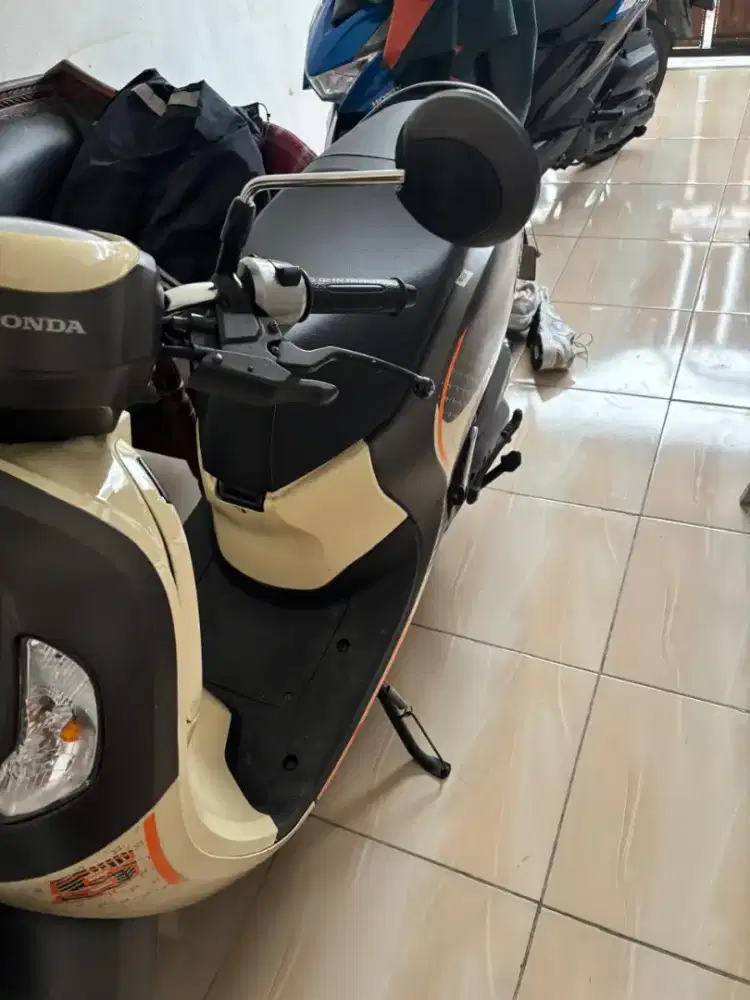 Dijual motor Honda Scoopy. Tahun 2023. Bulan Nopember. Warna coklat.