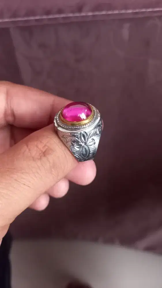 Batu Cincin Merah Siam