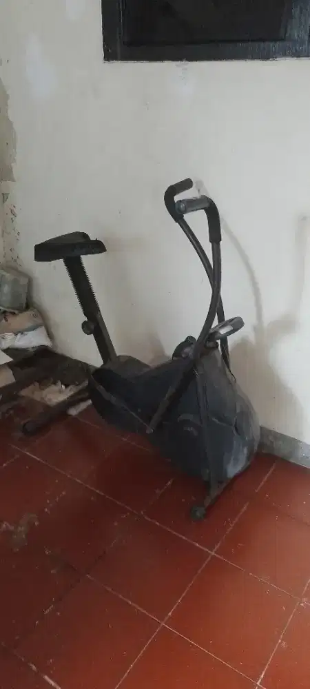 Alat olahraga treatmeel bonus sepeda statis