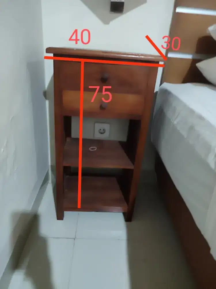 Nakas meja samping tmpt tidur