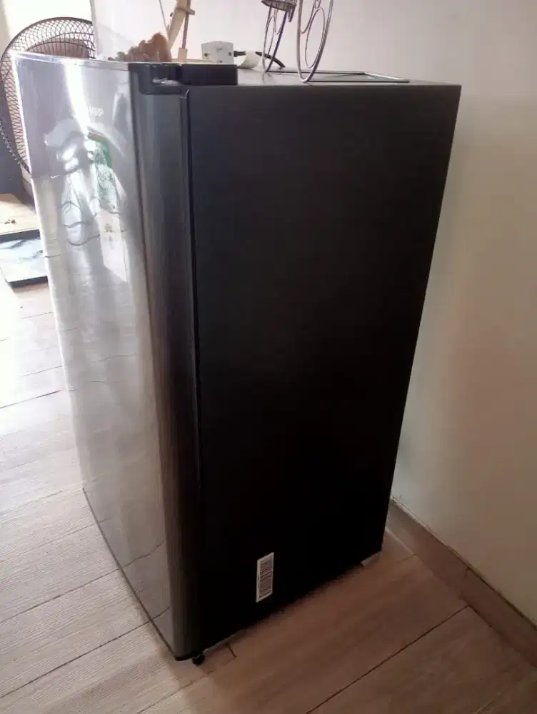 Di jual kulkas Sharp SN- J 162,